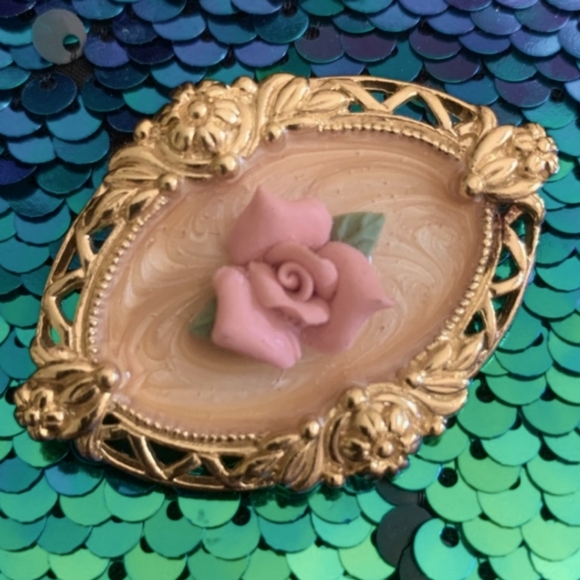 Small Vintage Brooch w/ Pink Porcelain Rose - Picture 5 of 7